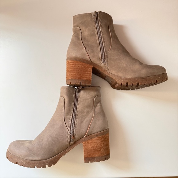 Korks-Ease Esmerelda Taupe Suede Lug Sole Block Heel Ankle Booties Size 8 - Picture 5 of 12